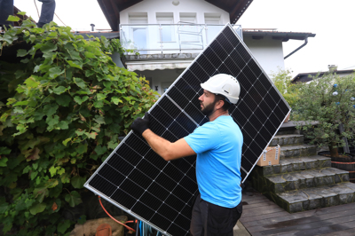 Lastniki sončnih elektrarn so jezni. Se investicija še vedno izplača?