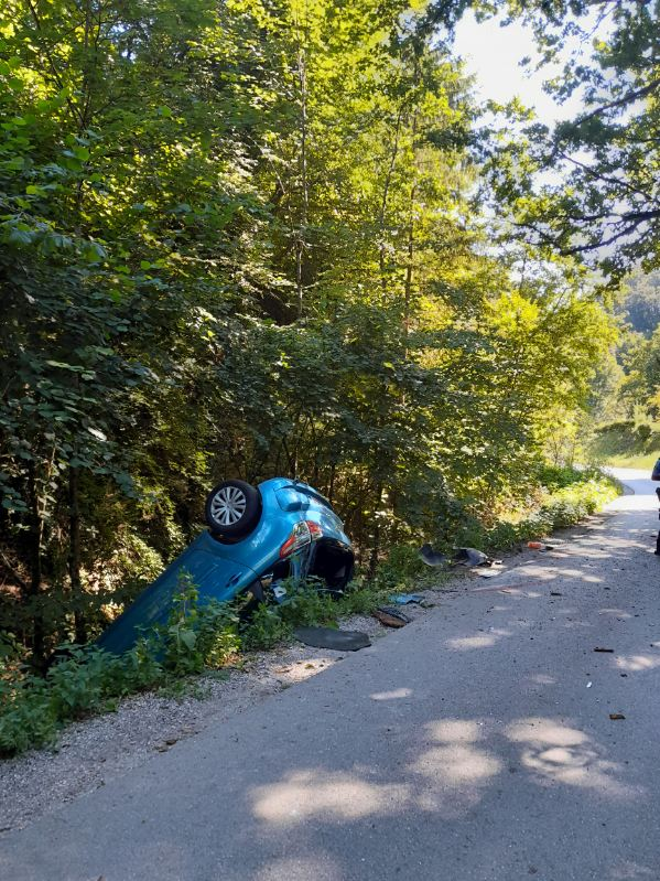 Mlada voznica zaradi neprilagojene hitrosti zapeljala s ceste, avto je pristal na strehi