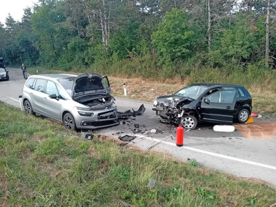 (FOTO) Mlada voznica čelno v drugi avto