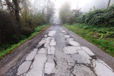 (FOTO) A je to? Po "sanaciji" ceste se krajani sprašujejo, ali so se znašli v češki risanki