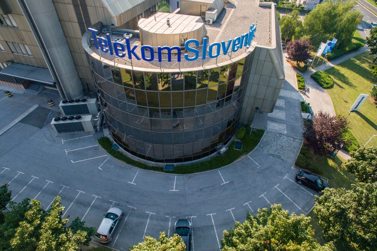 Tržna kapitalizacija Telekoma znaša približno 477 milijonov, medtem ko ta načrtuje vlaganja v višini 951 milijonov evrov do leta 2028, kar bo omogočilo tehnološke nadgradnje in povečanje konkurenčnosti.