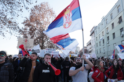 (ŠESTI DAN) Ćaciji, vojni hujskači in gnil sistem