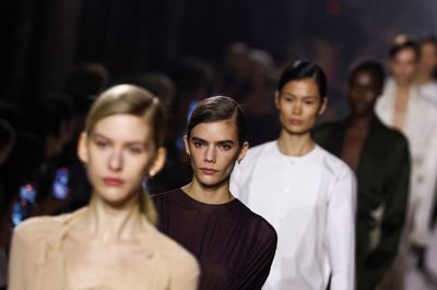 (FOTO) 19-letna Ljubljančanka po modni pisti skupaj z Victorio Beckham