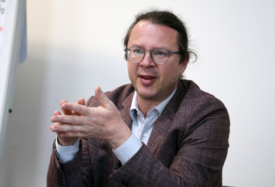 (INTERVJU) Luka Omladič: Zamika uvedbe prispevka za dolgotrajno oskrbo ne bo. Vse prosimo za nekaj potrpljenja