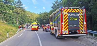(FOTO) Huje poškodovan: V levem ovinku ga je zaneslo s ceste v globok jarek meteornih voda