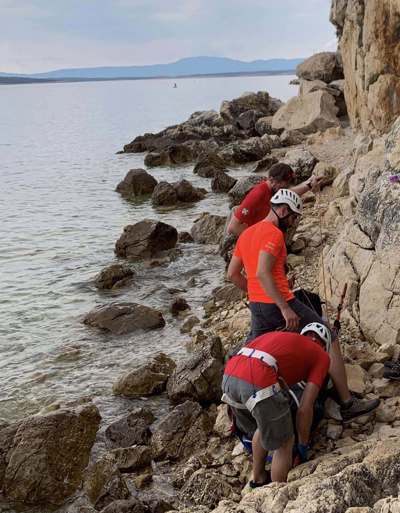 Tragedija na hrvaški obali: Moški poskušal priti na samotno plažo in s skal omahnil v smrt